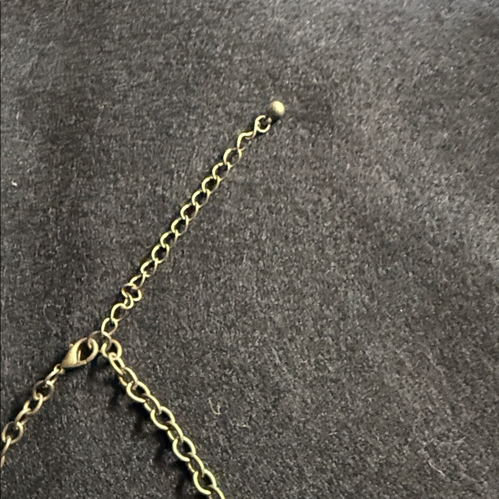 Elegant Gold and Rhinestone Necklace - Picture 4 of 8